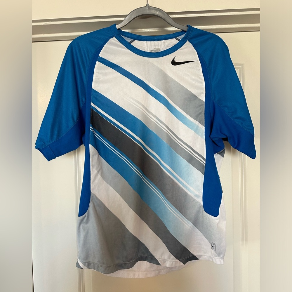 Men’s Nike Fit Dri size Small tennis shirt